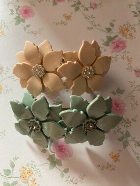 Flower hair clips